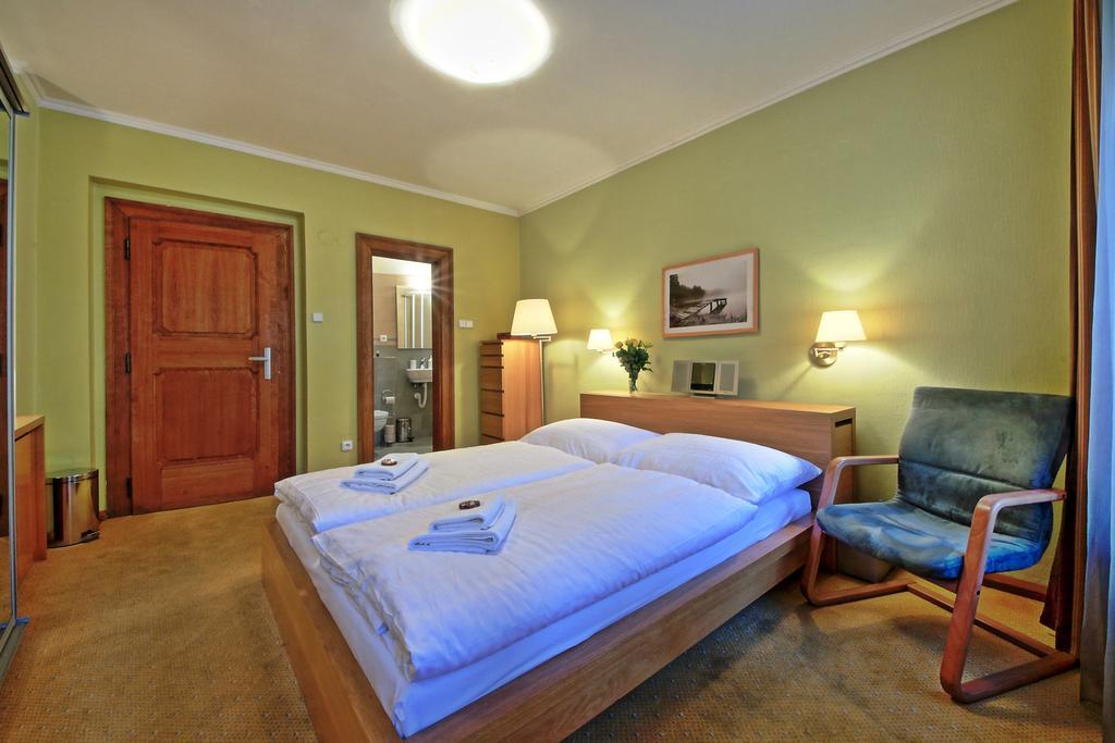 Pensión Tyn Courtyard Guestrooms